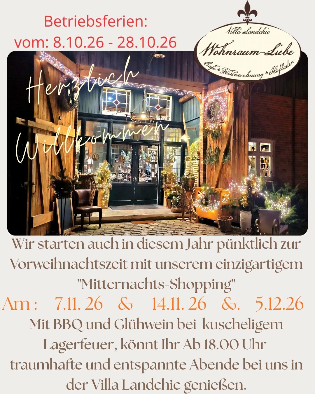 Ankündigungsplakat der Villa Landchic „Wohnraum-Liebe“ mit einem weihnachtlich beleuchteten Eingangsbereich. Betriebsferien vom 8.10.2026 bis 28.10.2026. Darunter die Begrüßung „Herzlich Willkommen“ und Informationen zum Mitternachts-Shopping am 7.11., 14.11. und 5.12.2026. Ab 18 Uhr erwarten die Besucher BBQ, Glühwein und ein gemütliches Lagerfeuer für entspannte Abende in der Villa Landchic.